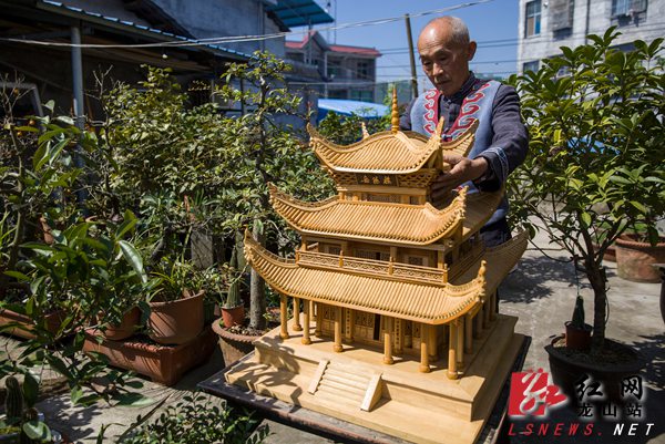 龙山78岁土家竹雕艺人王仕辉历时2年成功复制岳阳楼_湖南名人网