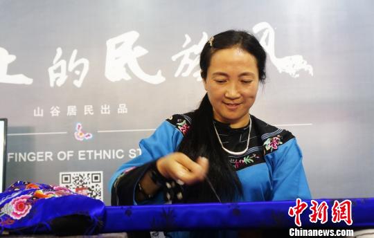 一个让苗族史诗“开口说话”的土家绣娘向秀平_湖南名人网