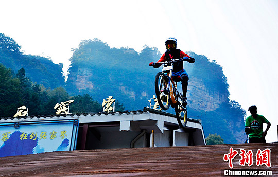 速降爱好者必去的地方,峰林极限速降赛道落户张家界黄石寨_湖南名人网