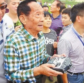 袁隆平:把中国人的饭碗端在自己手里_湖南名人网