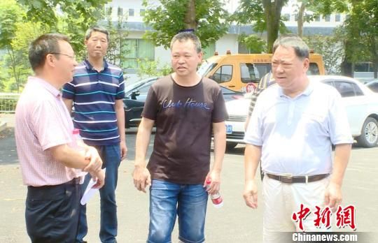 钟昭礼(右)调研山区学校教学条件。 周璐 摄 退休老人三年募集六千余万元 助学寒门学子_湖南名人网
