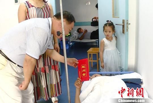 钟昭礼慰问生病的孩子。 周璐 摄 退休老人三年募集六千余万元 助学寒门学子_湖南名人网