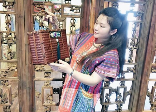 邵阳最美苗族“百灵鸟”为了飞向梦想,卖掉小车和住房!_湖南名人网
